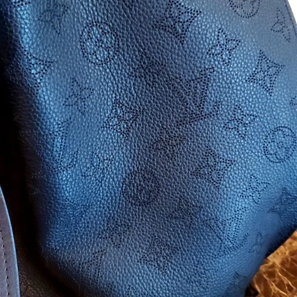 Louis Vuitton GIROLATA MAHINA NOIR Bag, Excellent Condition!NWT. Microchipped!